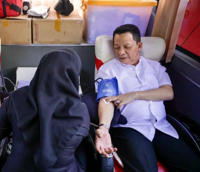 Pj Gubernur Aceh Achmad Marzuki, ikut mendonorkan darah pada kegiatan donor darah rutin ASN Pemerintah Aceh di Kantor BPSDM Aceh, Jum'at (11/8)