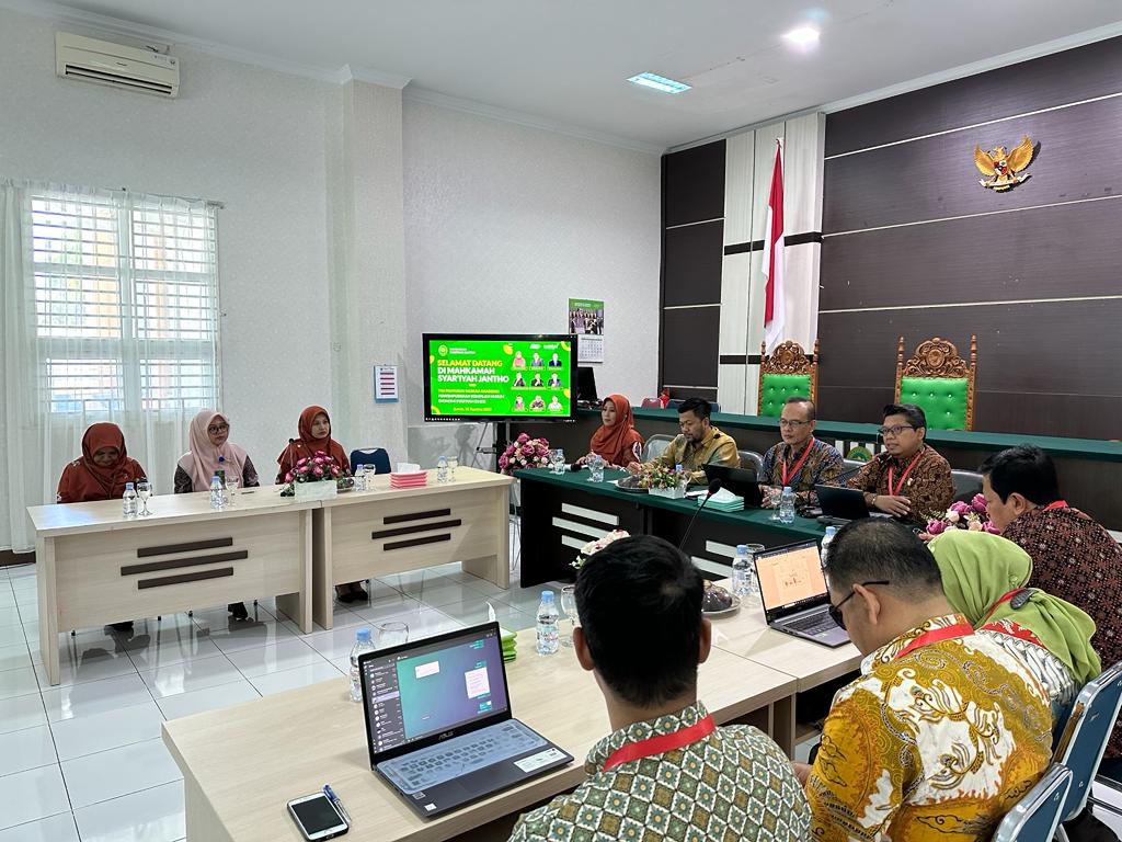 Tim peneliti dari Puslitbang Kumdil Mahkamah Agung RI mengunjungi Mahkamah Syar'iyah (MS) Jantho untuk menyerap masukan dalam penyempurnaan Kompilasi Hukum Ekonomi Syariah, Jum'at (11/8)
