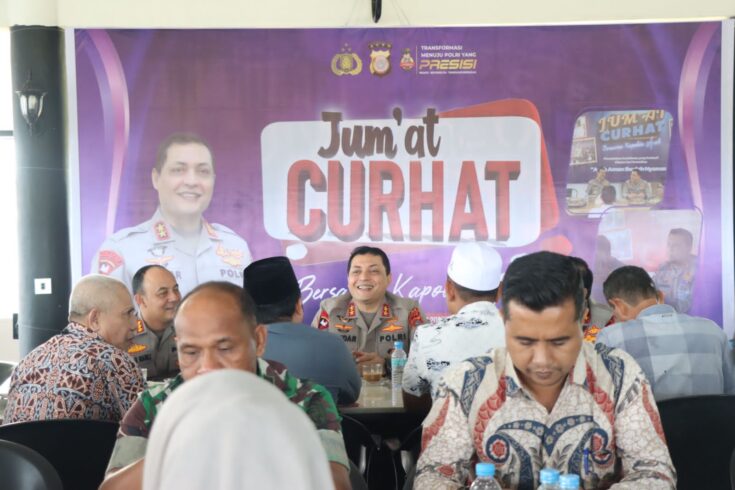 Kapolda Aceh Irjen Pol Ahmad Haydar bersama Wakapolda Brigjen Pol Syamsul Bahri beserta sejumlah PJU menampung keluhan warga secara langsung lewat program Jum'at Curhat di Cafe D'Energy, Kecamatan Ingin Jaya, Aceh Besar, Jum'at, 11 Agustus 2023