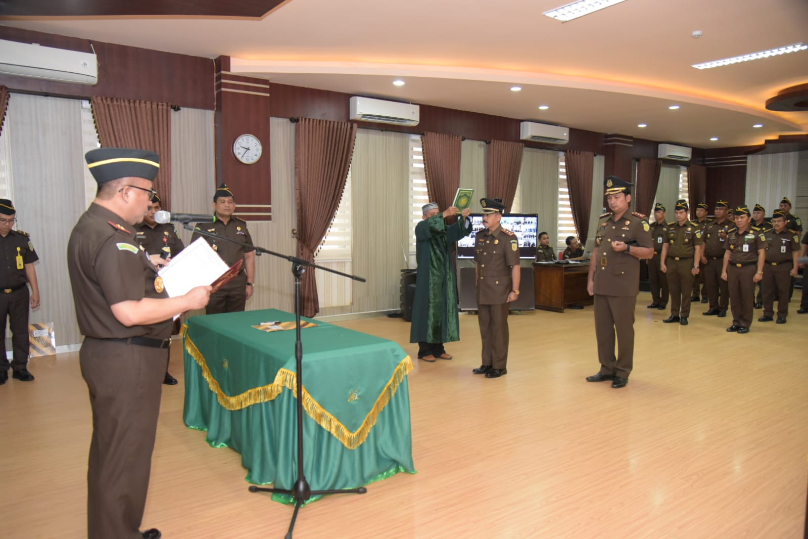 Kajati Aceh Bambang Bachtiar melantik Supardi SH sebagai Kajari Subulussalam, Senin (14/8) di ruang rapat lantai II Kejati Aceh