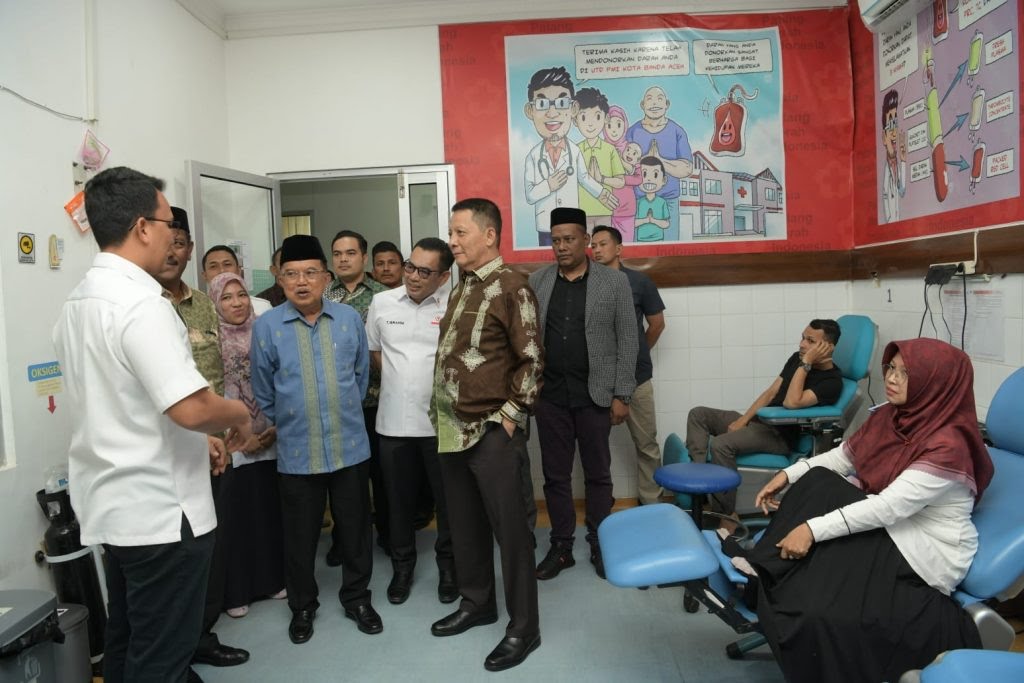 Ketua Umum PMI Pusat Muhammad Jusuf Kalla didampingi Pj Gubernur Aceh Achmad Marzuki meninjau kegiatan donor darah di Kantor PMI Banda Aceh, Selasa (15/8)
