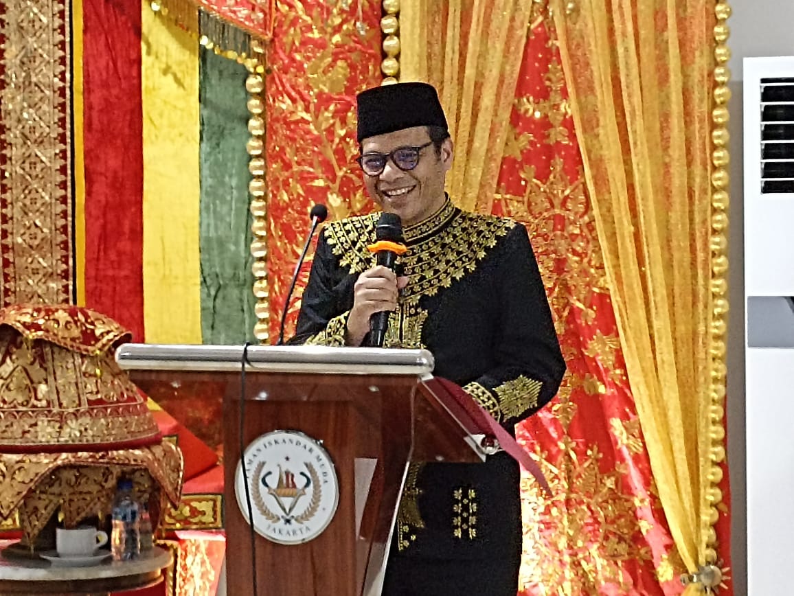 Wakil Menteri Komunikasi dan Informatika Nezar Patria usai mengikuti peusijuek di Wisma Taman Iskandar Muda di kawasan Guntur, Setiabudi, Jakarta, Selasa malam (15/8)