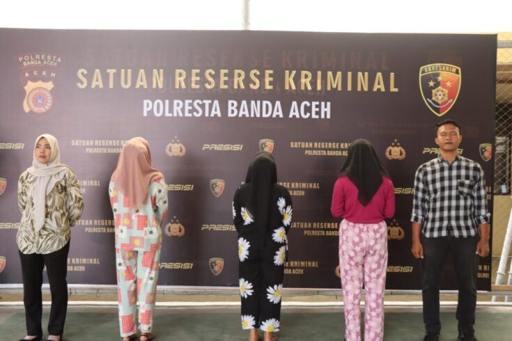Unit Pelayanan Perempuan dan Anak (PPA) Satreskrim Polresta Banda Aceh melakukan penangkapan 1 muncikari dan 2 PSK di hotel ternama dalam Kota Banda Aceh, Selasa dini hari (15/8)
