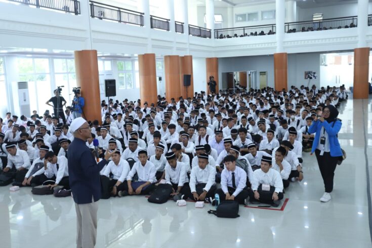 Pengenalan Budaya Akademik dan Kemahasiswaan 2023 UIN Ar-Raniry hari kedua, Rabu (16/8) diisi pentingnya pemahaman dan sikap moderasi beragama oleh Kepala Pusat Kerohanian dan Moderasi Beragama Saifuddin A Rasyid
