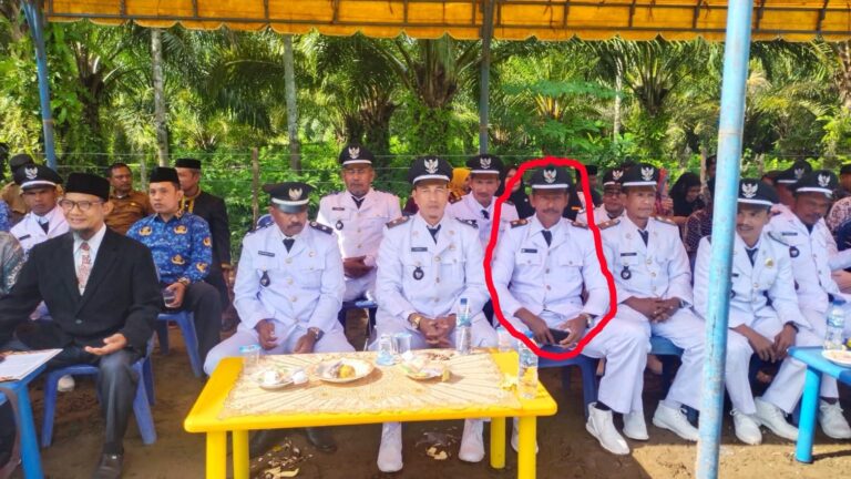 Keuchik Gampong Gleung Kecamatan Sungai Mas, Aceh Barat Ansari (50) meninggal dunia saat duduk di kursi depan ketika berlangsungnya pengibaran bendera Merah Putih pada upacara HUT ke-78 Kemerdekaan RI di Lapangan Bola Kaki Sungai Mas, Kamis (17/8)