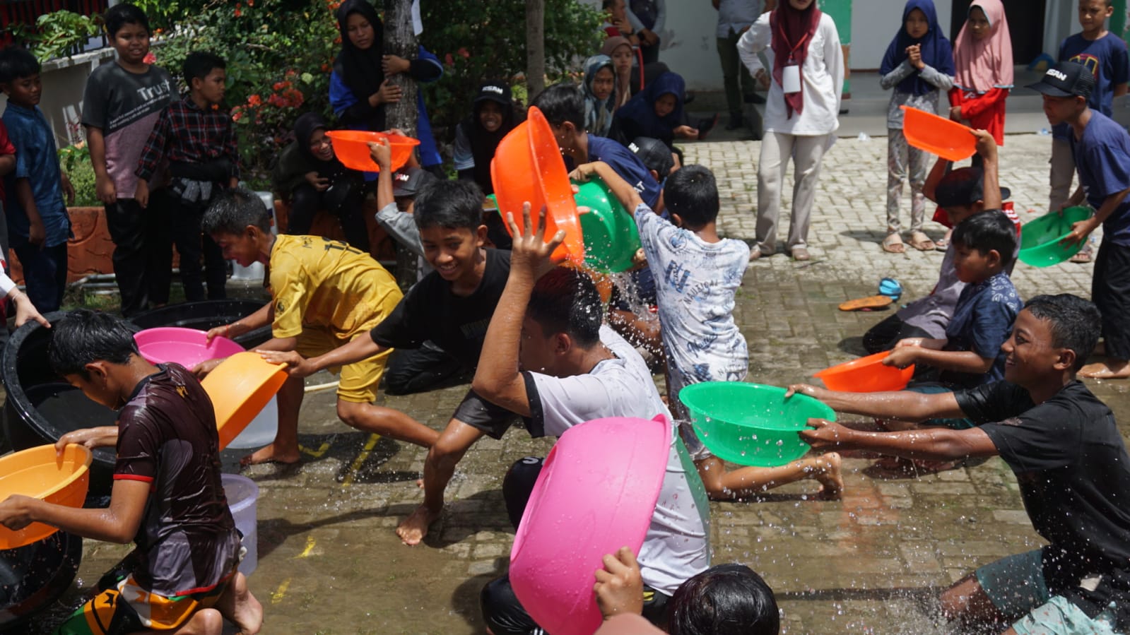 Sejumlah anak di UPTD RSAN Dinsos Aceh sedang mengikuti lomba HUT ke-78 Kemerdekaan RI, Kamis (17/8)