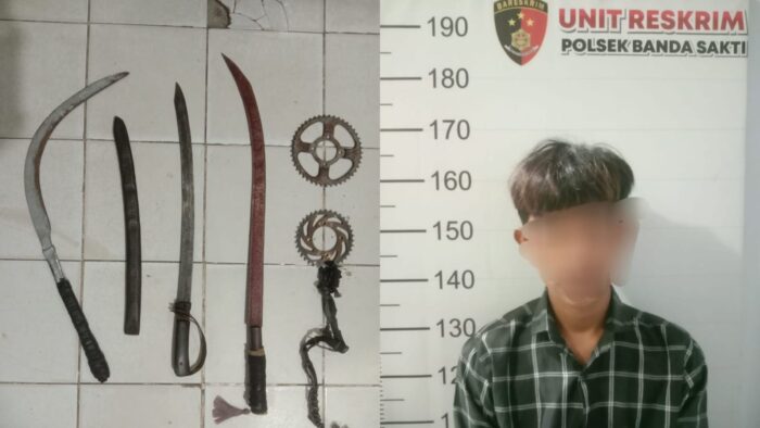 Personel Polsek Banda Sakti mengamankan salah satu anggota geng motor Gerombolan Pencari Setan (GPS) di Desa Uteun Bayi, Kecamatan Banda Sakti, Lhokseumawe, Sabtu malam (19/8)