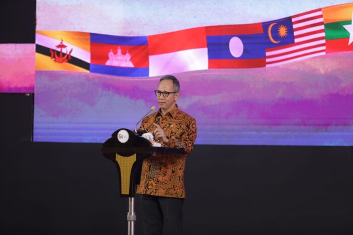 Ketua Dewan Komisioner OJK Mahendra Siregar