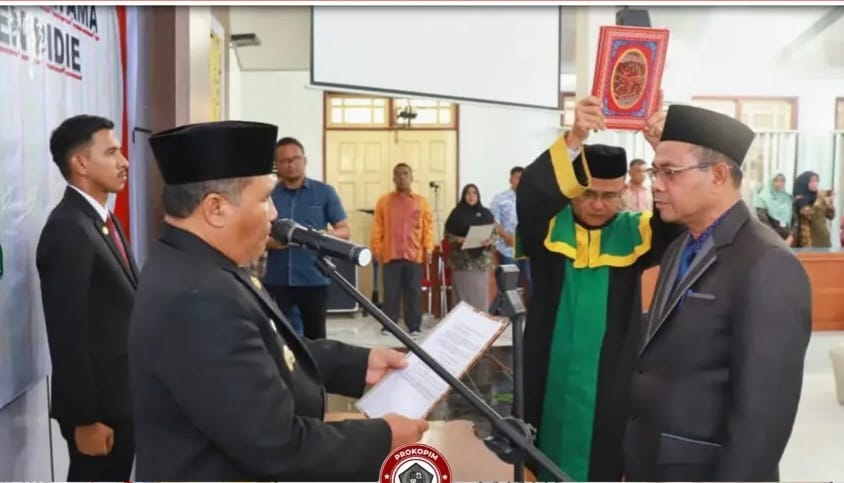 Pj Bupati Pidie Wahyudi Adisiswanto saat melantik Idhami sebagai Staf Ahli Bupati Bidang Pemerintahan, Hukum dan Politik, Jum'at (25/8)