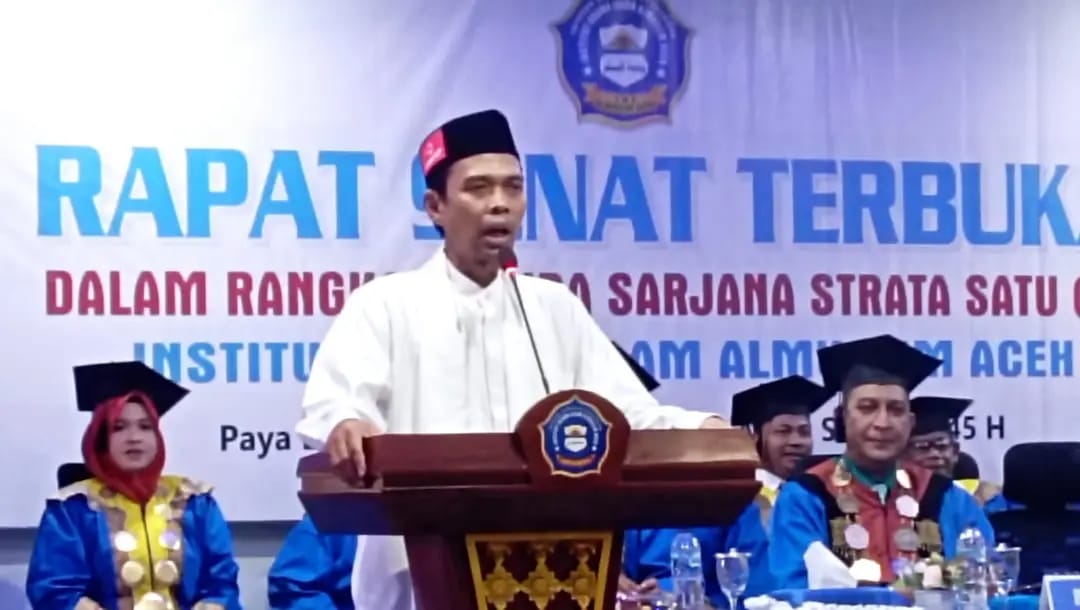 Ustaz Abdul Somad menyampaikan orasi ilmiah saat wisuda 324 sarjana Institut Agama Islam (IAI) Almuslim Aceh di Gampong Paya Lipah, Peusangan, Bireuen, Sabtu (26/8)