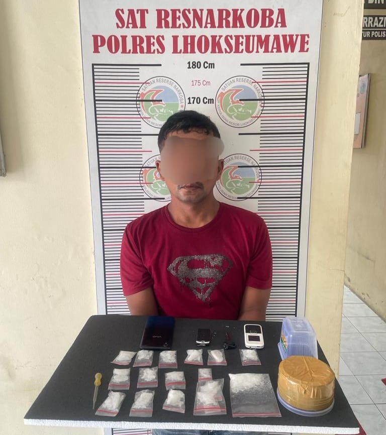 Tim Opsnal Satreskoba Polres Lhokseumawe membekuk seorang tersangka penjual Narkotika jenis Sabu di kawasan Pasar Inpres, Kecamatan Banda Sakti, Lhokseumawe