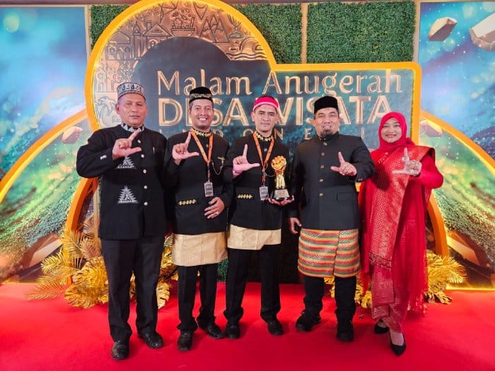 Pj Bupati Aceh Besar Muhammad Iswanto, Pj Ketua TP PKK Cut Rizky Handayani dan Kadisparpora Abdullah foto bersama usai menerima hadiah Harapan II, malam Anugerah Desa Wisata Indonesia tahun 2023 di TMII Jakarta, Ahad (27/8)