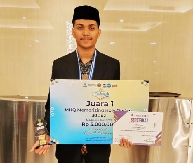 Santri Madrasah Aliyah Dayah RIAB Aceh Besar, Fayhaq Ridhallah berhasil meraih juara pertama pada cabang Memorizing Holy Quran (MHQ) atau Musabaqah Hifzil Qur’an kategori 30 juz tingkat Madrasah Aliyah pada Madrasah Fest 2023