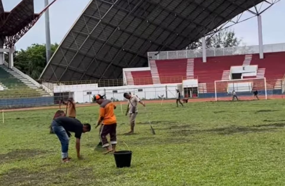 Persiraja Banda Aceh saat ini mempersiapkan Stadion Harapan Bangsa (SHB) Lhong Raya untuk laga Pra-musim menghadapi tim Liga 2, Sada Sumut dan tim raksasa Liga Super Malaysia, Selangor FC