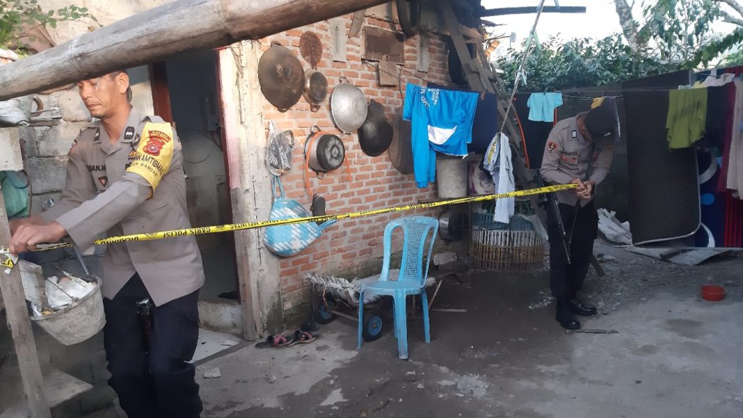 Polsek Bandar dibantu Unit Identifikasi Satreskrim Polres Bener Meriah melakukan olah TKP di lokasi pembacokan seorang ibu rumah tangga, warga Kampung Suku Bener Kecamatan Bener Kelipah, Rabu (2/8)