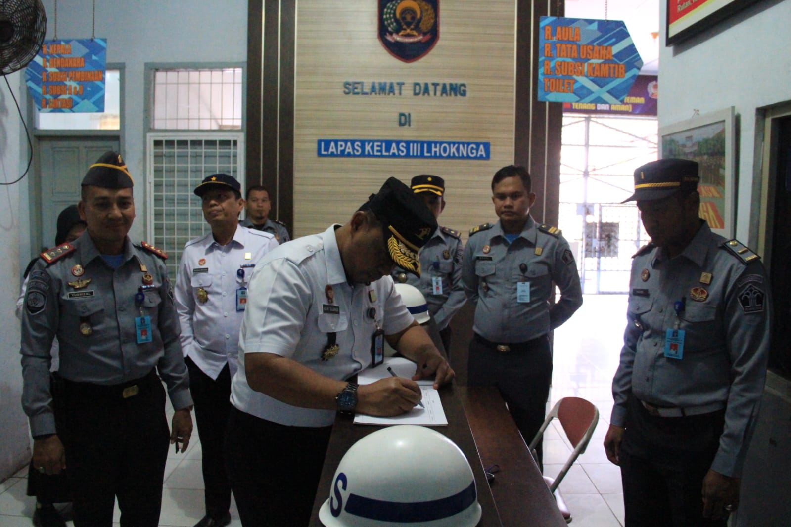 Plh Kakanwil Kemenkumham Aceh Lilik Sujandi saat melakukan kunjungan ke Lapas Lhoknga, Rabu (2/8)