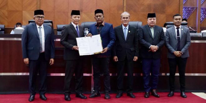 Pj Gubernur Aceh Achmad Marzuki, meyerahkan dokumen berita acara kepada Ketua DPRA Saiful Bahri, disaksikan Sekda Aceh Bustami Hamzah dan Pimpinan DPRA pada rapat paripurna DPRA dengan agenda penyampaian pendapat akhir Gubernur Aceh dan penandatanganan berita acara persetujuan bersama terhadap rancangan Qanun Aceh tentang pertanggunjawaban APBA 2022, di Gedung Utama DPRA, Kamis (3/8)