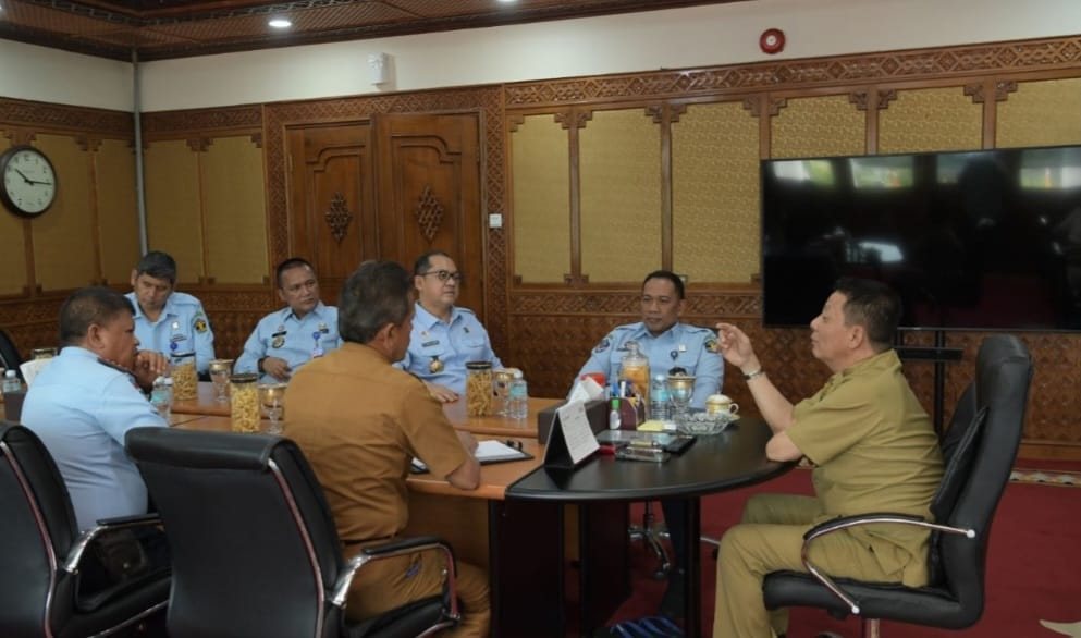 Plh Kakanwil Kemenkumham Aceh Lilik Sujandi melakukan audiensi dengan Pj Gubernur Aceh Achmad Marzuki, Senin (7/8)