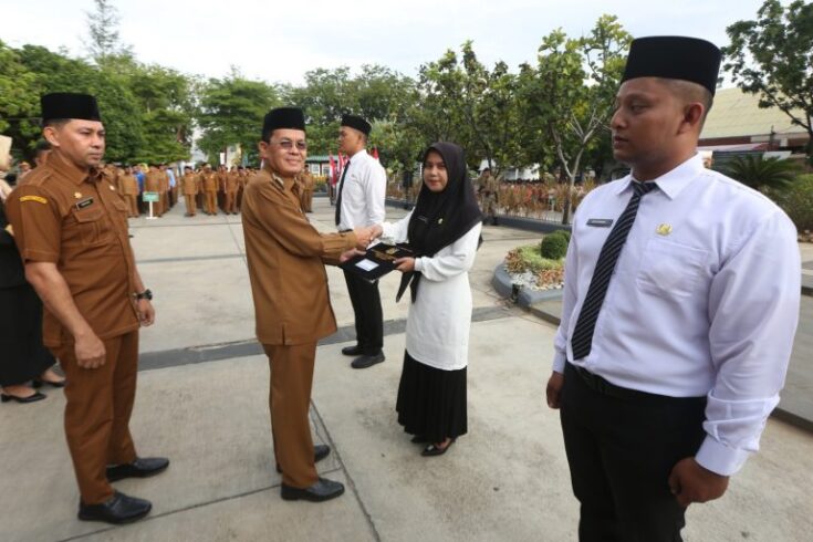 Pj Wali Kota Banda Aceh Amiruddin didampingi Plt Sekda Wahyudi menyerahkan SK 262 PPPK formasi guru pada apel gabungan Agustus 2023 di halaman Balai Kota Banda Aceh, Senin (7/8)