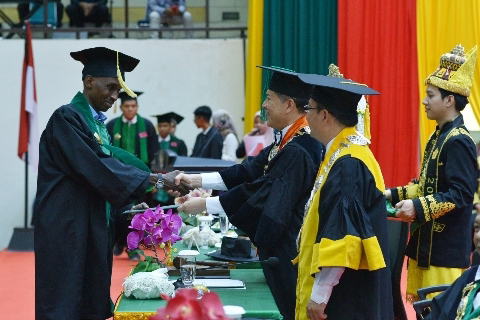 Rektor USK Prof Dr Ir Marwan menyerahkan ijazah kepada salah seorang wisudawan asal Gambia di Gedung AAC Dayan Dawood, Darussalam Banda Aceh, Rabu (9/8)