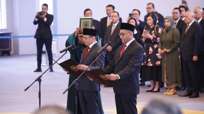 Ketua Mahkamah Agung HM Syarifuddin lmelantik dua Anggota Dewan Komisioner (ADK) OJK yaitu Agusman sebagai Kepala Eksekutif Pengawas Lembaga Pembiayaan, Perusahaan Modal Ventura, Lembaga Keuangan Mikro dan lembaga jasa keuangan lainnya serta Hasan Fawzi sebagai Kepala Eksekutif Pengawas Inovasi Teknologi Sektor Keuangan, Aset Keuangan Digital dan Aset Kripto