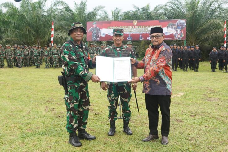 Pangdam IM Mayjen TNI Novi Helmy Prasetya menutup kegiatan TNI Manunggal Membangun Desa ke-117 TA 2023 wilayah Kodim 0104/Aceh Timur di Desa Kebun Ireng Kecamatan Langsa Lama, Kota Langsa, Kamis (10/8)
