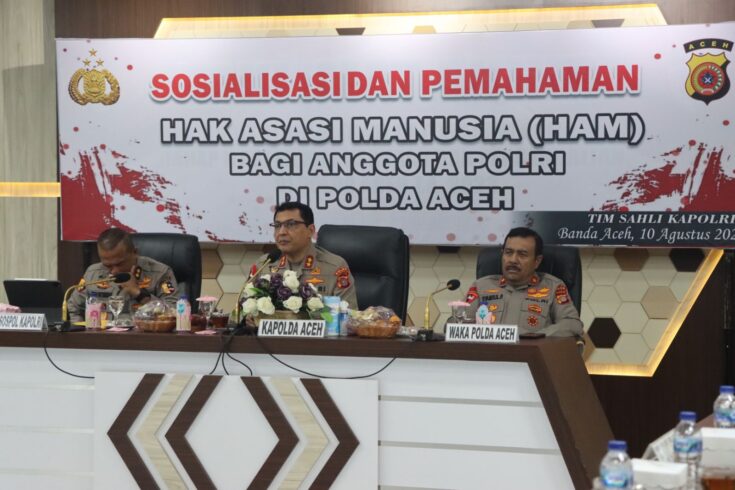 Kapolda Aceh Irjen Pol Ahmad Haydar didampingi Wakapolda Brigjen Pol Syamsul Bahri membuka sosialisasi pemahaman HAM yang dilaksanaka Staf Ahli Kapolri bagi personel Polda Aceh, Kamis (10/8)