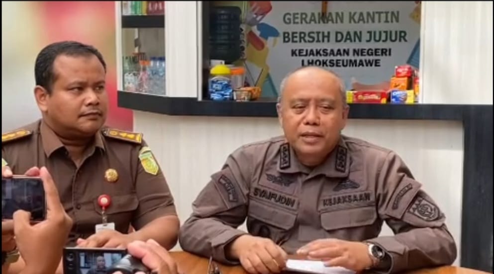 Kajari Lhokseumawe Lalu Syaifudin SH MH didampingi Kasi Pidsus Saifuddin SH MH memberikan keterangan temuan dugaan korupsi pengelolaan pajak penerangan jalan pada konferensi pers, Kamis (10/8)