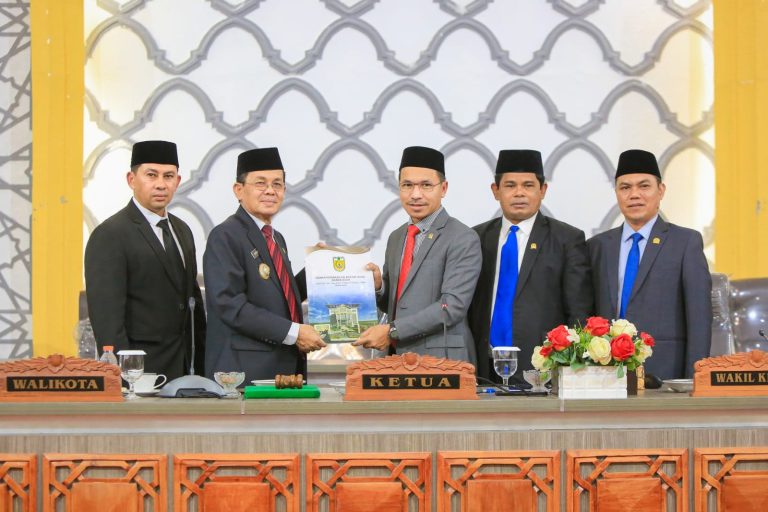 Pj Wali Kota Banda Aceh Amiruddin menyerahkan Rancangan KUA-PPAS RAPBK tahun 2024 kepada Ketua DPRK Banda Aceh Farid Nyak Umar, Senin (14/8)