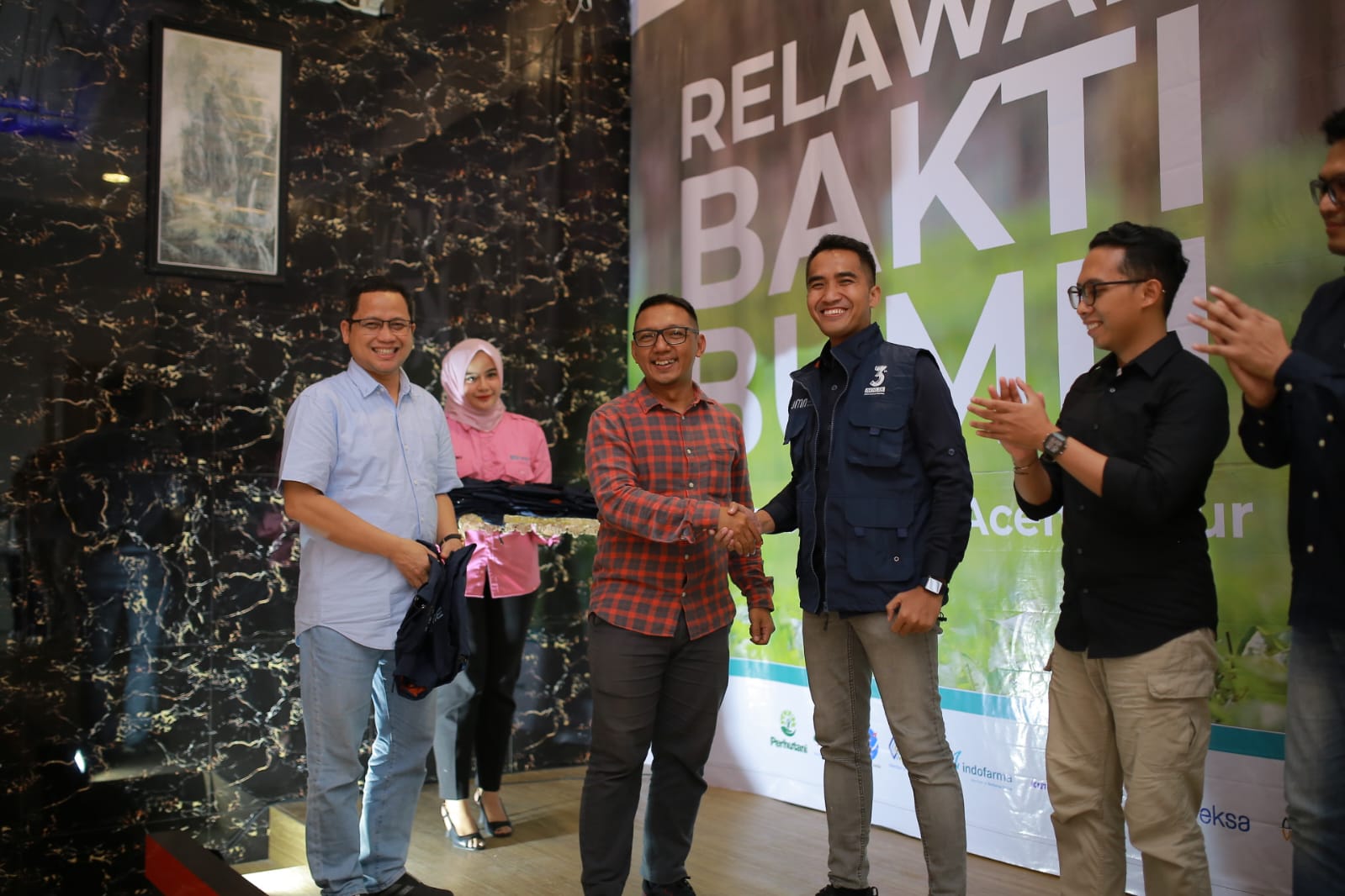RCEO BSI 1 Aceh Wisnu Sunandar bersama Direktur TJSL Kementerian BUMN Fahrudin Muhtahmin melepas Relawan Bakti BUMN untuk pelaksanaan kegiatan bersama dan untuk masyarakat Desa Meunasah Asan secara simbolis lewat pemberian atribut Relawan Bakti BUMN di Hotel Rajawali Lhokseumawe, Senin (14/8)