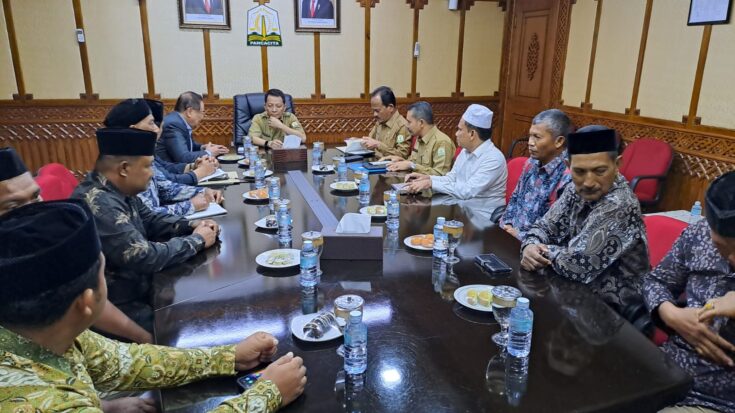 Pengurus Panglima Laot atau Lembaga Adat Laot Aceh Periode 2023-2029 melakukan silaturahmi dan audiensi dengan Pj Gubernur Aceh Achmad Marzuki di aula Kantor Gubernur, Senin (14/8)