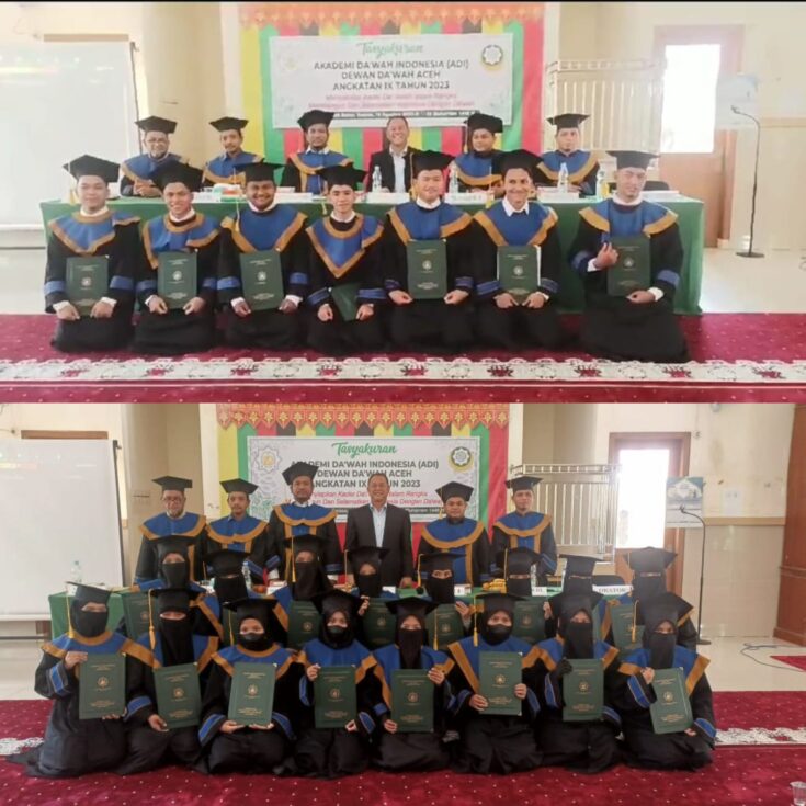 Ketua Dewan Dakwah Aceh Prof Dr Muhammad AR MEd dan Direktur ADI Aceh Dr Abizal M Yati foto bersama para wisudawan di Kampus ADI Aceh Komplek Markaz Dewan Dakwah Aceh, Rumpet, Krueng Barona Jaya, Aceh Besar, Selasa (15/8)