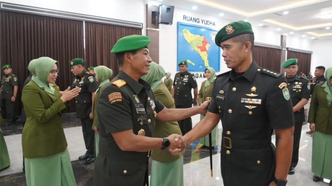 Pangdam IM Mayjen TNI Novi Helmy Prasetya memimpin upacara Sertijab dan Tradisi Satuan Pejabat Kodam Iskandar Muda di Hall Lantai 2 Gedung Malahayati Makodam IM, Selasa (15/8)