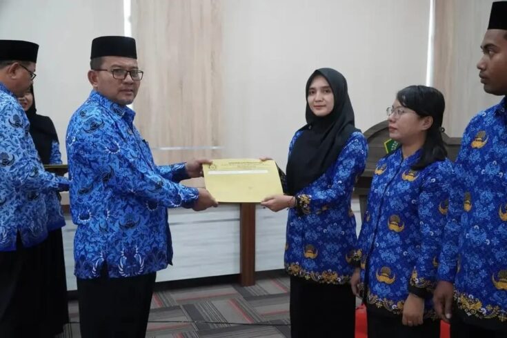 Kakawil Kemenag Aceh Azhari menyerahkan SK pengangkatan PPPK Kementerian Agama tahun 2022 di lingkungan kantor tersebut, berlangsung di aula lantai 2 Kanwil, Selasa (15/8)