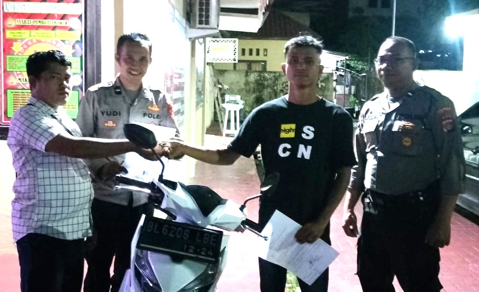 Polsek Kuta Alam Polresta Banda Aceh memfasilitasi warga yang ingin menyelesaikan masalah utang piutang secara damai, Selasa malam (15/8)