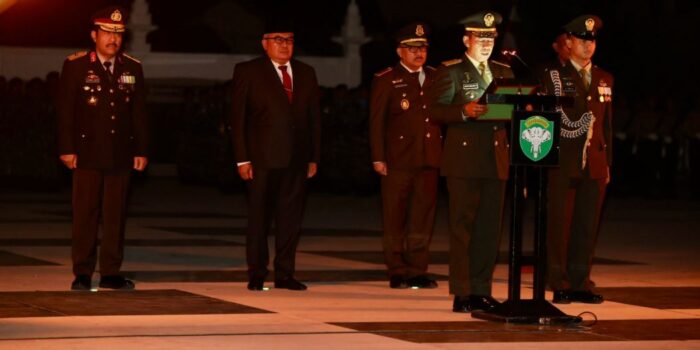 Pangdam IM Mayjen TNI Novi Helmy Prasetya memimpin Apel Kehormatan dan Renungan Suci, di Taman Makam Pahlawan Banda Aceh, Gampong Ateuk Pahlawan, Kecamatan Baiturrahman, tepat pukul 00.00 WIB, Kamis dini hari (17/8)