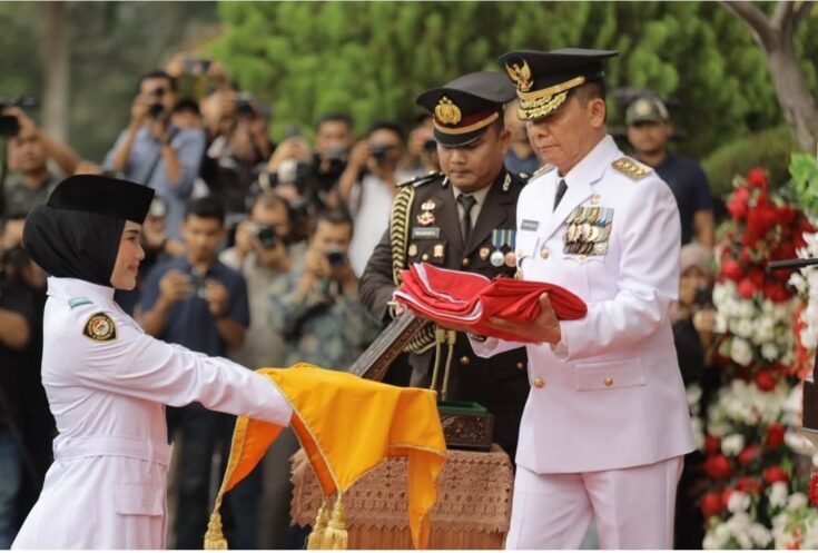 Pj Gubernur Aceh Achmad Marzuki menyerahkan bendera Merah Putih untuk dikibarkan pada upacara peringatan HUT ke-78 Kemerdekaan RI di halaman Kantor Gubernur Aceh, Kamis pagi (17/8)