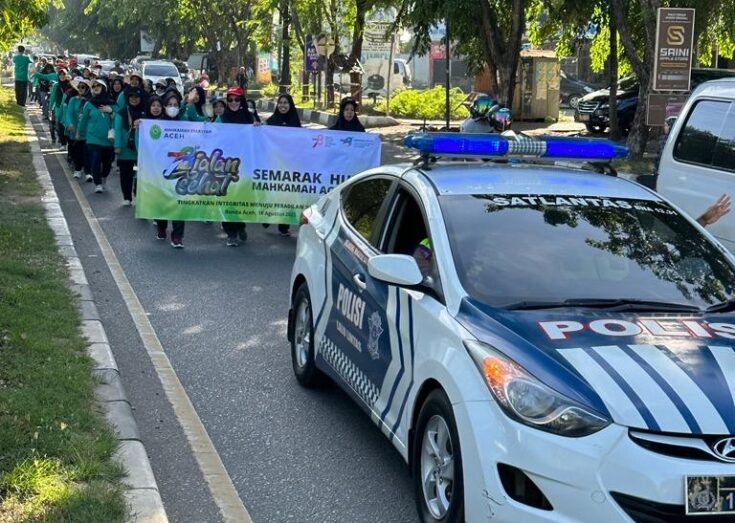 Warga peradilan di wilayah Yurisdiksi Mahkamah Syar’iyah Aceh mengikuti jalan sehat, Jum'at pagi (18/8/2023), dalam rangka HUT ke-78 Mahkamah Agung RI