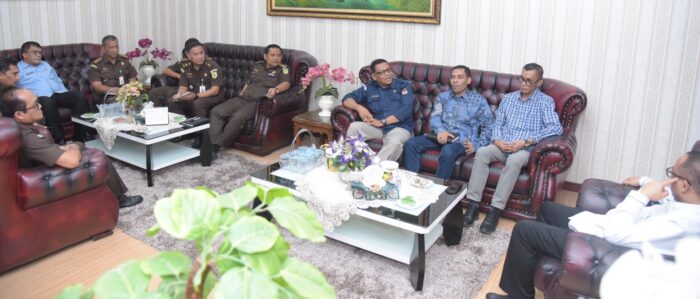 Kajati Aceh Bambang Bachtiar didampingi Wakajati Rudi Irmawan menerima kunjungan silaturahmi Ketua KIP Aceh Saiful, Selasa (22/8/2023)