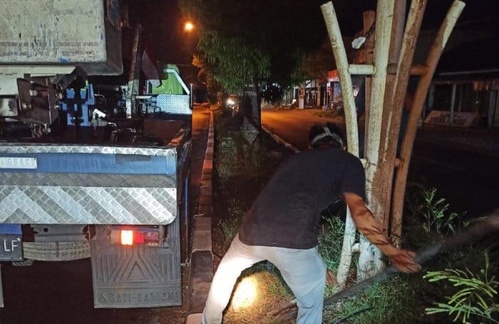 Petugas PJU Dishub Aceh Besar melakukan perbaikan lampu jalan di kawasan Meunasah Krueng Kecamatan Ingin Jaya, Selasa (22/8)