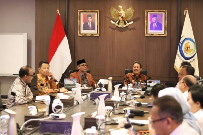 Pj Gubernur Aceh Achmad Marzuki, bersama Anggota DPR-RI TA Khalid dan Direktur Utama PT Pembangunan Aceh (Pema) Ali Mulyagusdin melakukan pertemuan dengan Menteri Kelautan dan Perikanan Wahyu Sakti Trenggono di Kantor KKP RI, Jakarta, Rabu (23/8)