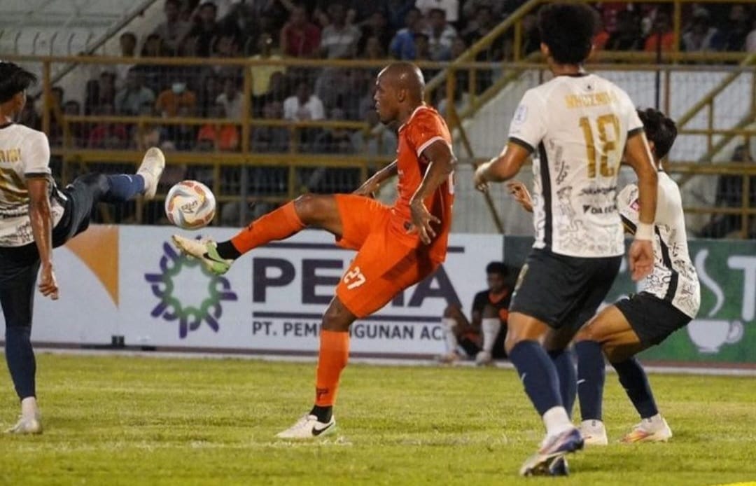 Laga uji coba Persiraja vs Selangor FC di Stadion Harapan Bangsa Lhong RayaBanda Aceh, Ahad malam (27/8). Persiraja kalah 0-3 lawan Selangor FC