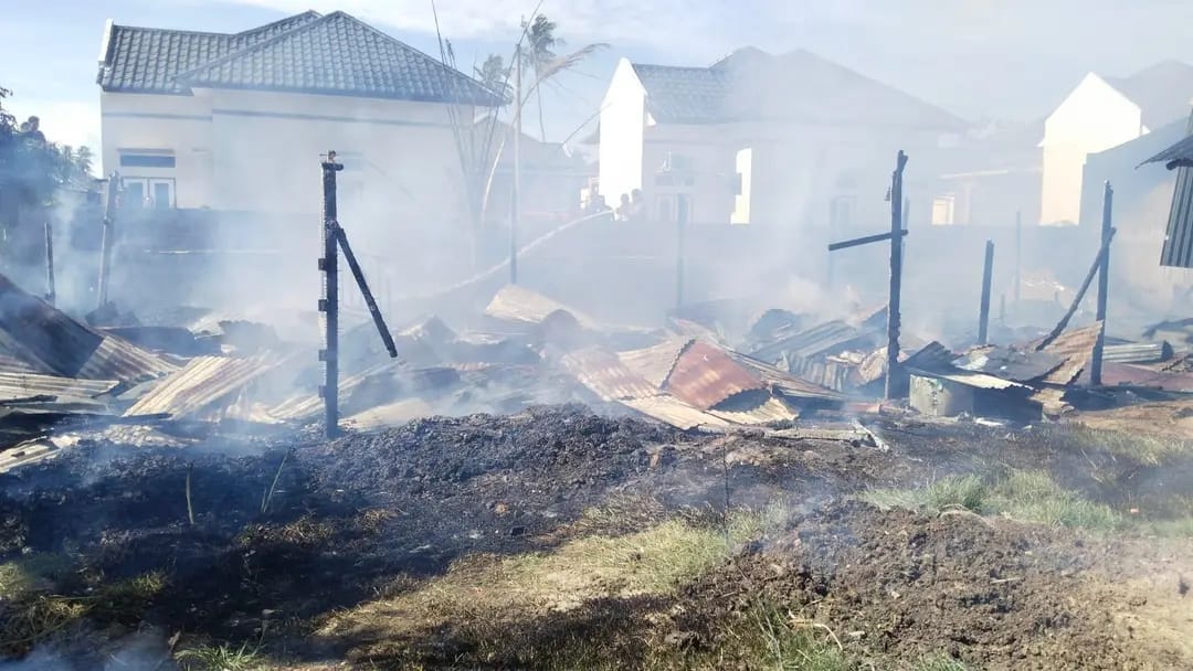 Satu unit rumah warga dan 1 kandang sapi terbakar di Gampong Gla Meunasah Baro Kecamatan Krueng Barona Jaya, Aceh Besar, Rabu sore (30/8)