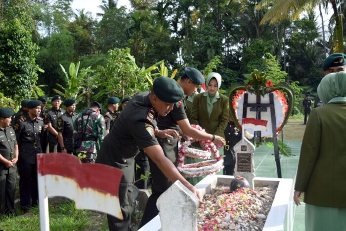 Menyambut HUT ke – 77 Yonif RK 113/JS, Prajurit Badak Hitam dipimpin Mayor Inf Dobby Noviyanto melaksanakan upacara ziarah dan tabur bunga di Taman Makam Pahlawan Kolonel Husein Yusuf, Rabu (30/8)
