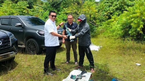 Dirreskrimsus Polda Aceh Kombes Pol Winardy menerima dua pucuk senjata api laras panjang jenis M-16 sisa konflik Aceh yang diserahkan tokoh masyarakat dengan kesadaran sendiri di Pidie, Rabu (6/9)