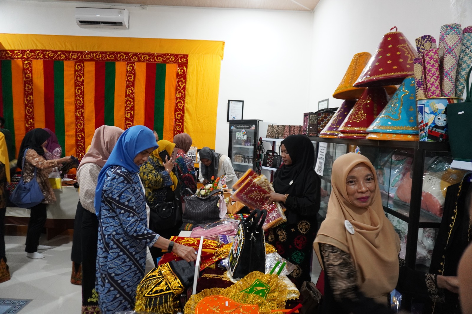 Direktur Keuangan PT PLN Sinthya Roesly mengunjungi UMKM Ban Keumang, binaan PLN UID Aceh yang mendapatkan bantuan modal dari program kemitraan