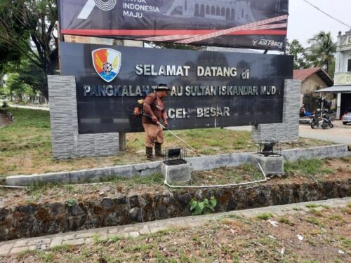 Petugas DLH Aceh Besar melakukan pembersihan area Blang Bintang, Rabu (6/9), menyambut kunjungan kerja Wakil Presiden Ma'ruf Amin