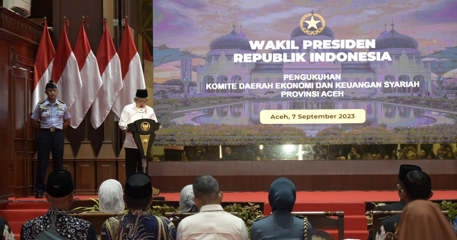 Wakil Presiden RI KH Ma’ruf Amin memberikan sambutan pada acara pengukuhan Komite Daerah Ekonomi dan Keuangan Syariah (KDEKS) Aceh di Anjong Mon Mata Banda Aceh, Kamis (7/9)