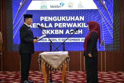 Pj Gubernur Aceh Achmad Marzuki, mengukuhkan Safrina Salim SKM MKes sebagai Kepala Perwakilan BKKBN Aceh, di Restoran Meuligoe Gubernur Aceh, Senin (11/9)