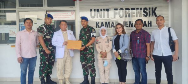 dr Purwanto SpF, ketua tim visum dan autopsi jenazah Imam Masykur menyerahkan hasil autopsi kepada penyidik Pomdam Jaya, Senin (11/9)